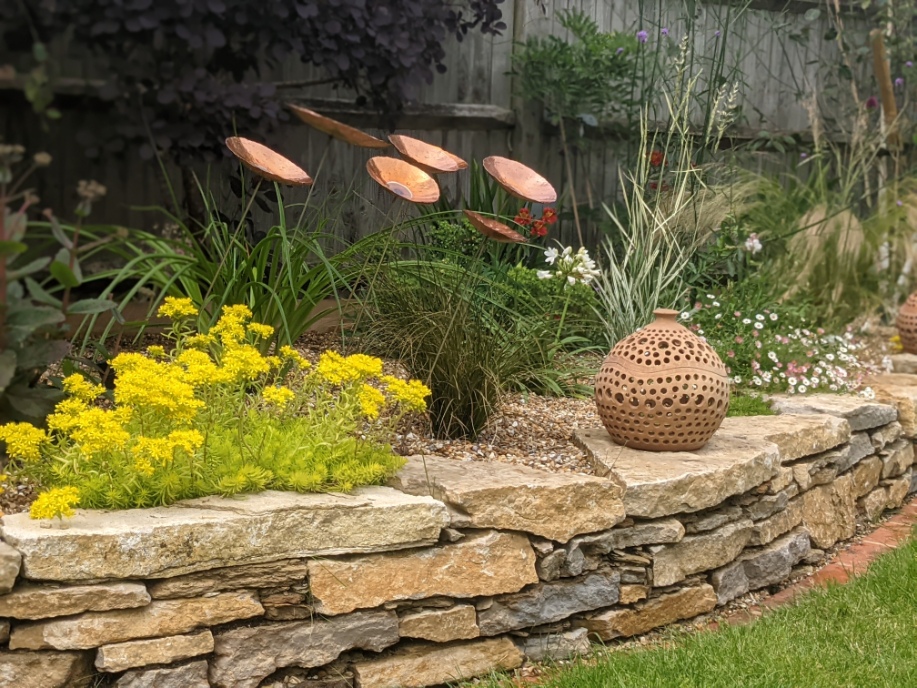 Garden retaining wall with plantings